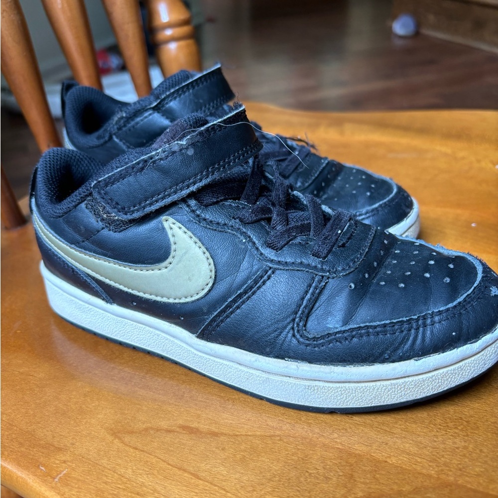 Boys Nike low court basketball tennis shoes size 13 black and gold Velcro
